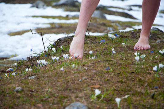 Kids playing outside running grass barefoot shoes - Adventureco Blog