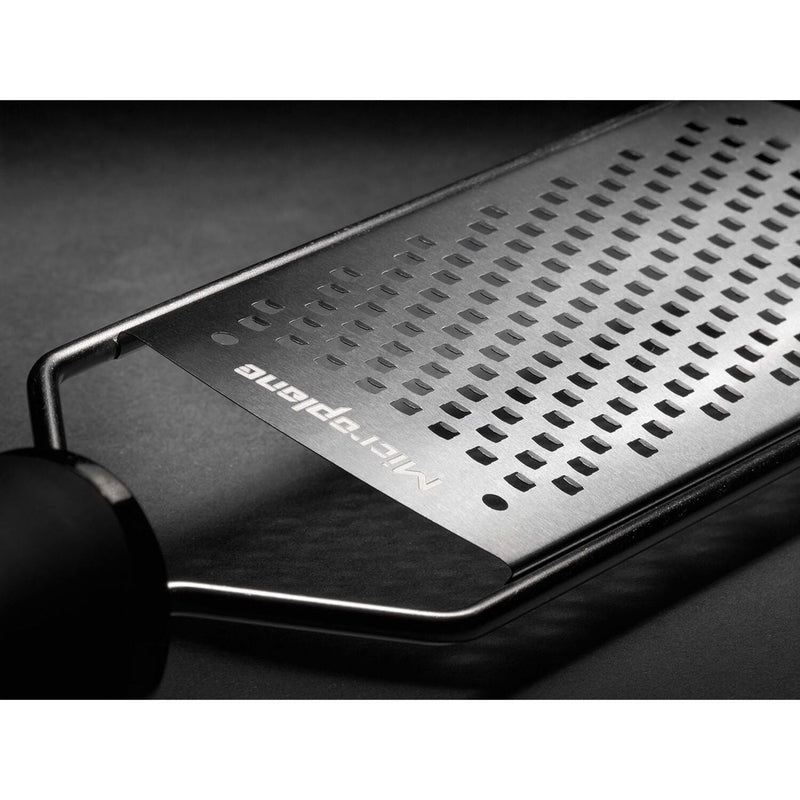 Load image into Gallery viewer, Microplane Gourmet Coarse Grater Black Stainless Steel 32cm Non Slip Handle-4
