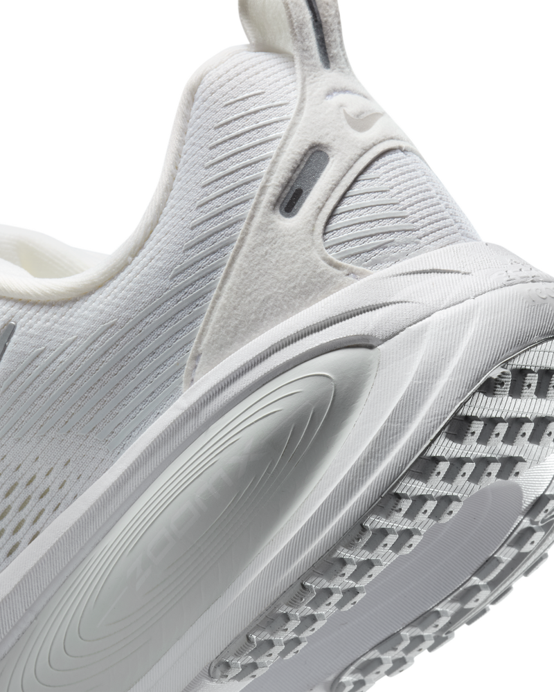 Load image into Gallery viewer, Nike Womens Vomero 18 Road Racing Shoes Sneakers in White/Photon Dust/Summit White/Metallic Silver-3
