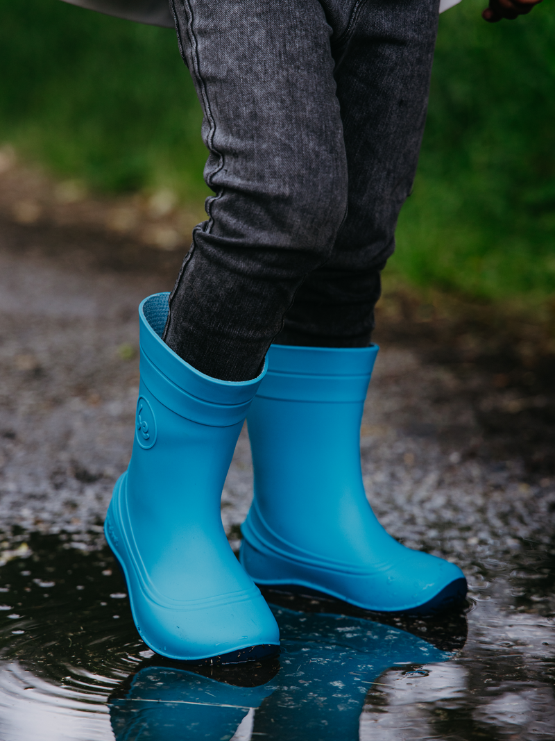 Load image into Gallery viewer, Be Lenka Kids Barefoot Rain Boots in Aqua Blue, perfect for exploring puddles and ensuring foot flexibility.
